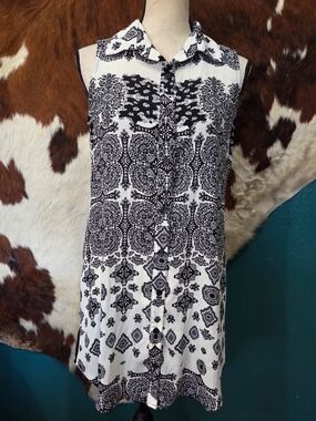 Rubber Ducky Productions, Inc. Black & White Sleeveless Button-Front Tunic